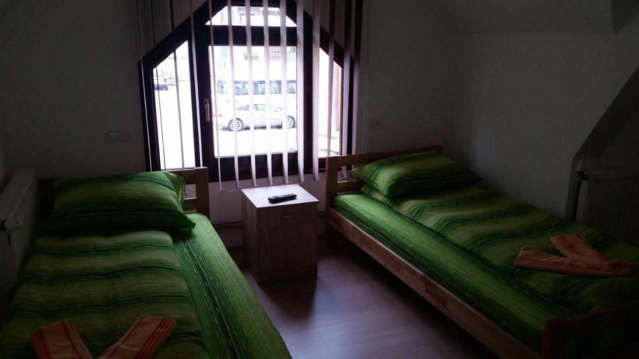 Art Hotel โนวาวาโรช ภายนอก รูปภาพ